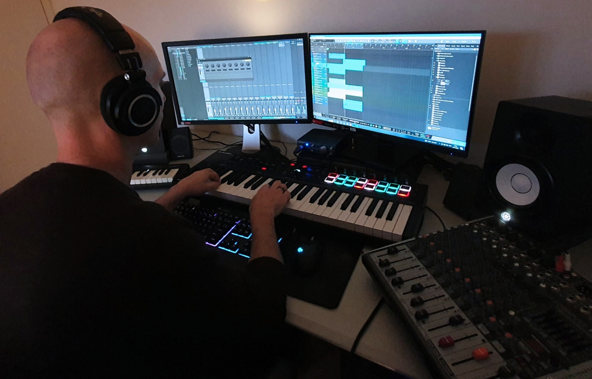 Marco Trimas working in his professional music production studio in Elsloo